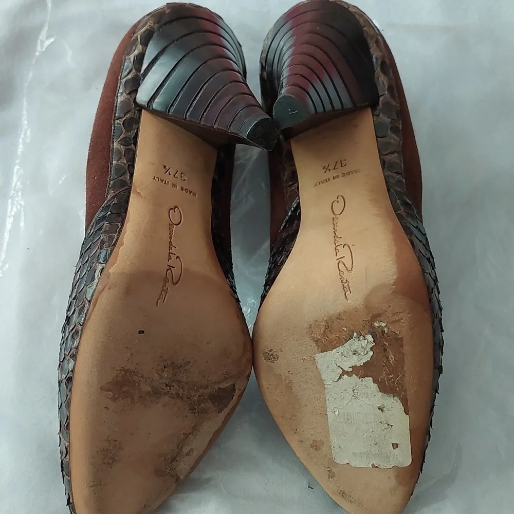 Oscar De La Renta brown suede and snake skin pumps size 7.5